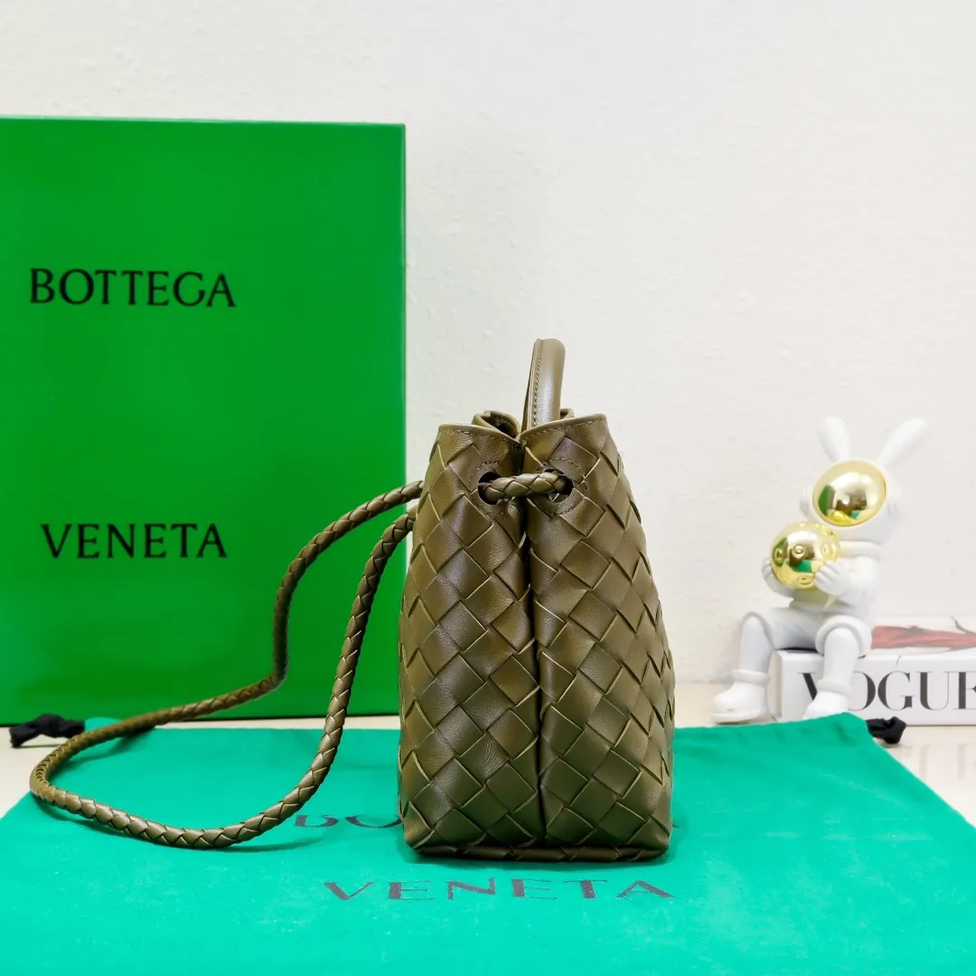 Batch 1860 B's 2024 spring and summer new style continues the brand's woven style with detailed metal knot switch buckles. This time, the shoulder straps are also made into tube weaves, showing different craftsmanship. The carrying method is versatile to create more different styles. Intrecciato woven leather small handbag, equipped with sliding crossbody strap. Internal compartments, including 1 zipper pocket and 2 open pockets with magnetic buckle closure. Size: 25*20*10cm, model: 7463#